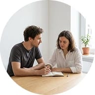 Cuplu minimalist folosind Inviter - invitații digitale elegante, sustenabile, fără hârtie pentru evenimente eco-friendly